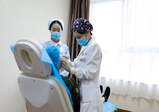 鄭州天后醫(yī)療美容醫(yī)生手術(shù)中