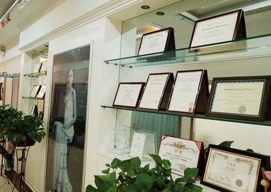 新疆烏魯木齊王共禮醫(yī)療美容門診部榮譽(yù)墻