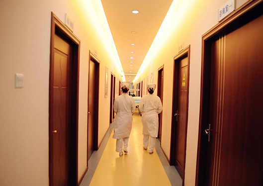 廣州荔灣區(qū)人民醫(yī)院美容科咨詢室走廊