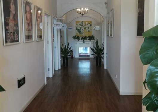 三亞三仁醫(yī)療美容門診部大廳走廊