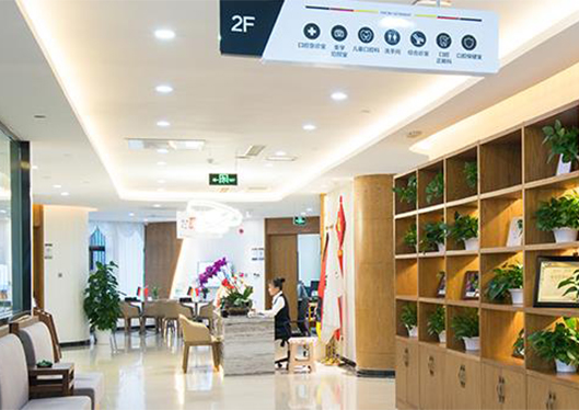 青島優(yōu)諾博士口腔醫(yī)院室內(nèi)大廳