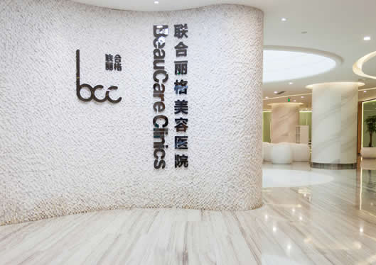 醫(yī)院大廳門口