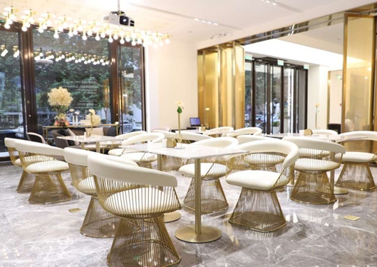 青島博士醫(yī)學(xué)美容醫(yī)院溫馨典雅的候診區(qū)